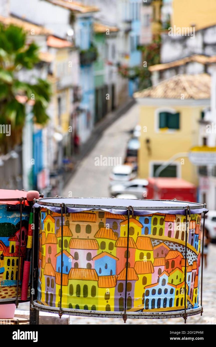 Dekoriert Trommeln mit den Straßen und Hängen des berühmten und historischen Pelourinhoviertel in Salvador im Hintergrund Stockfoto