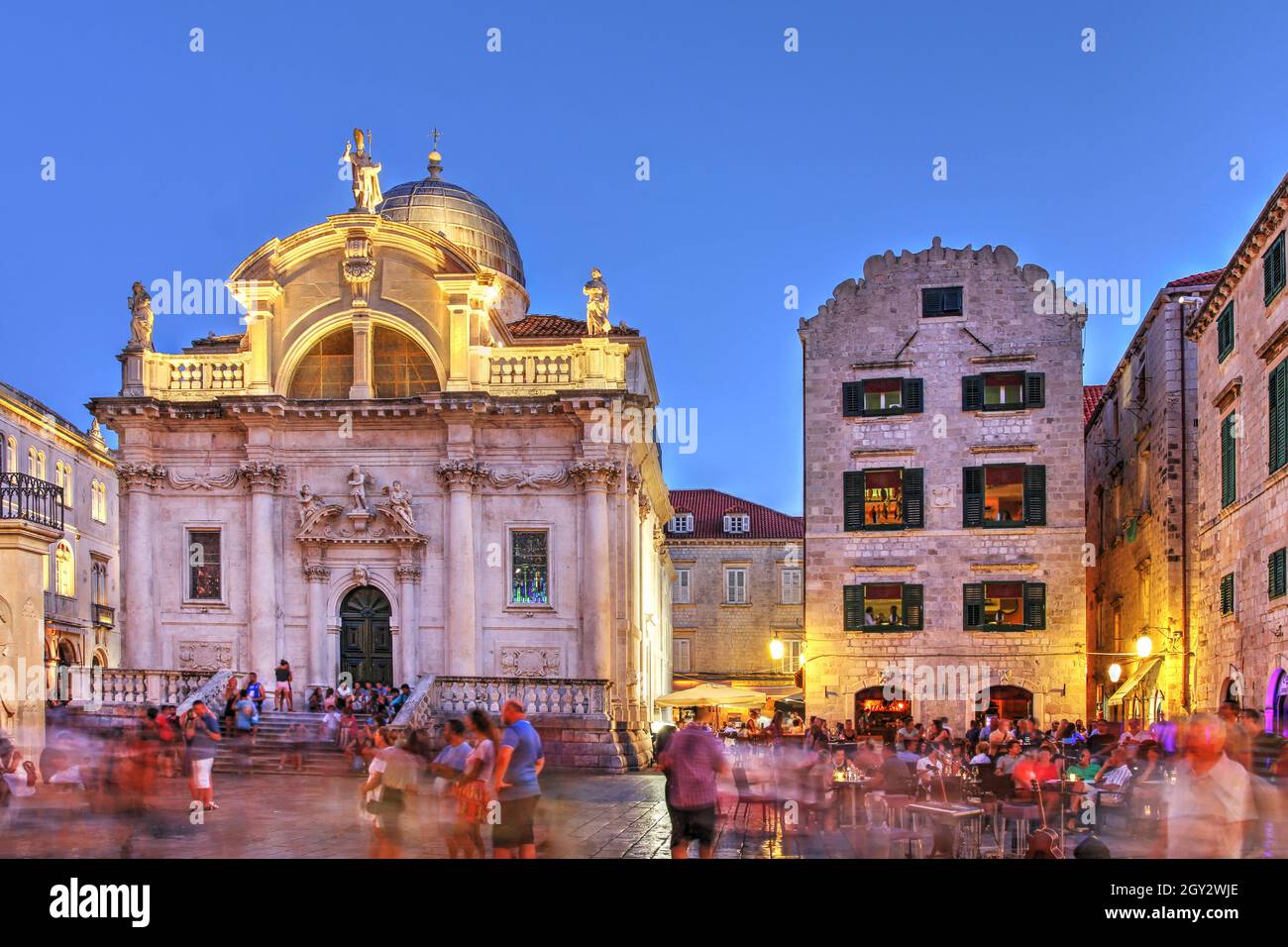 Abendszene mit der Kirche Saint Blaise in Dubrovnik, Kroatien entlang der Stradun - der Hauptstraße der ummauerten Stadt. Stockfoto