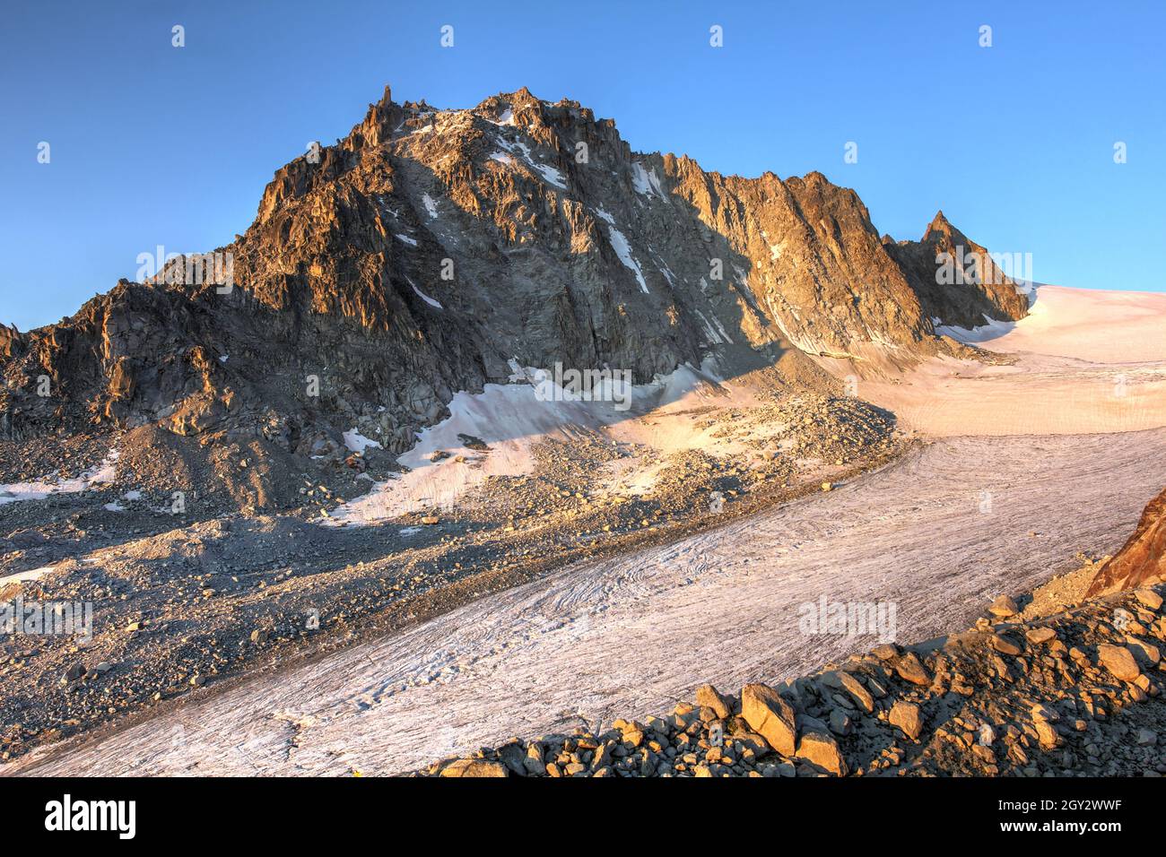 Blick bei Sonnenaufgang auf den Gipfel des Portalet (3,344 m) im Mont-Blanc-Massiv und den Glacier d'Orny, Teil des größeren Trient-Gletschers im Kanton Wallis der Schweiz Stockfoto