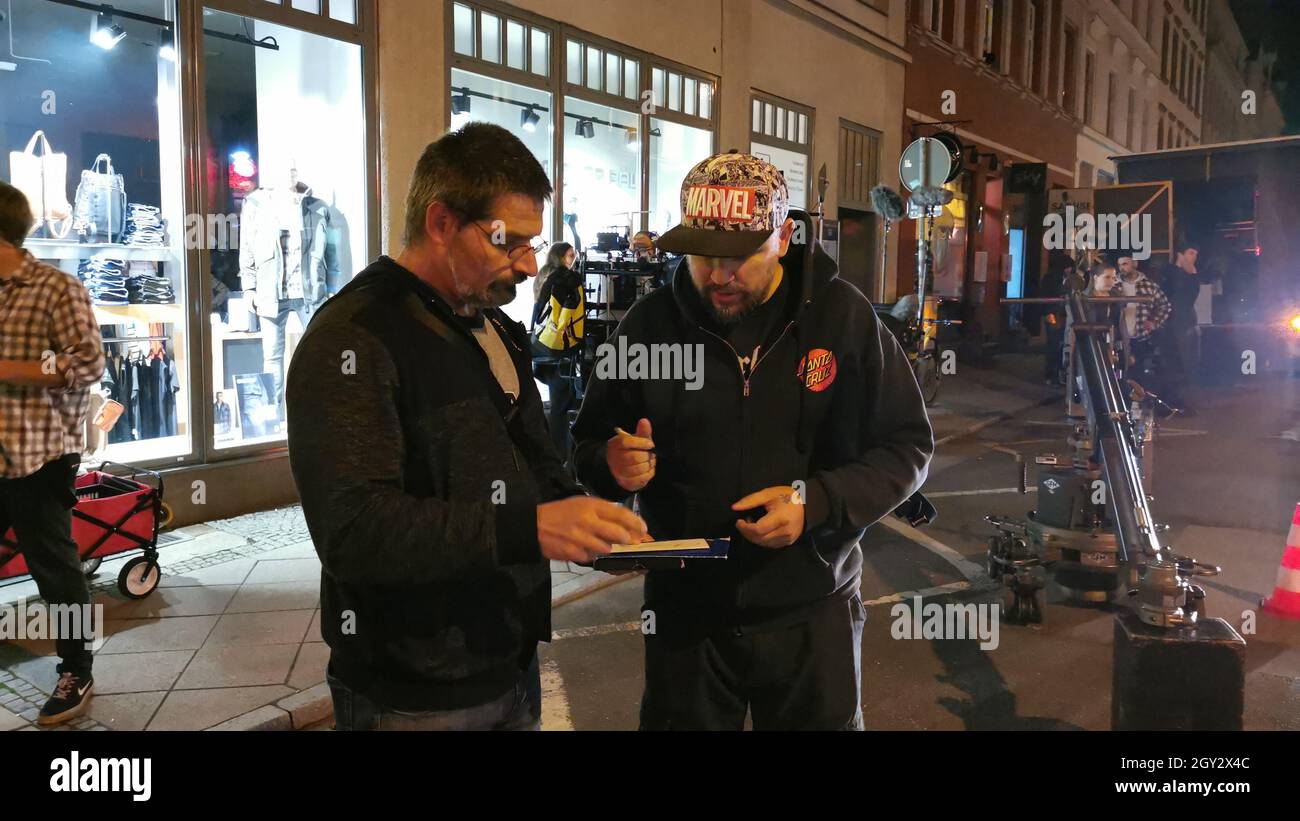 Christian Alvart am Set zu Dreharbeiten für die Serie 'Ze Network' auf der Hospitalstraße. Görlitz, 28.09.2021 Stockfoto