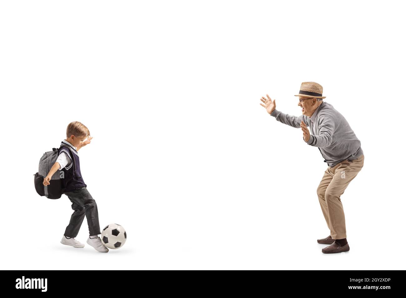 Großvater und Schuljunge spielen Fußball isoliert auf weißem Hintergrund Stockfoto
