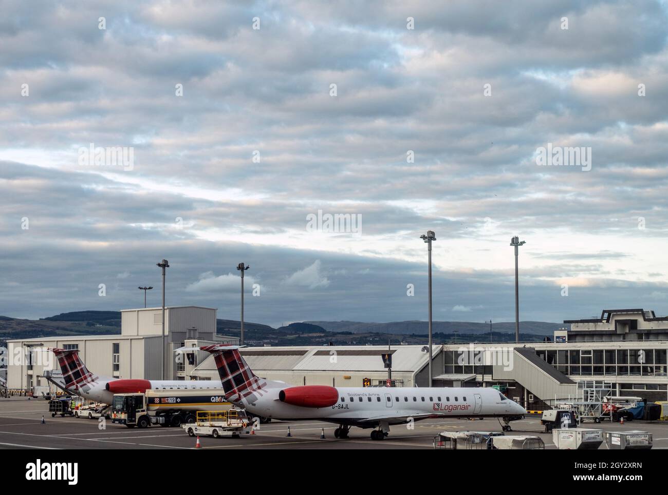 Zwei Loganair-Flugzeuge auf dem Vorfeld des Flughafens Glasgow, Schottland, Großbritannien Stockfoto