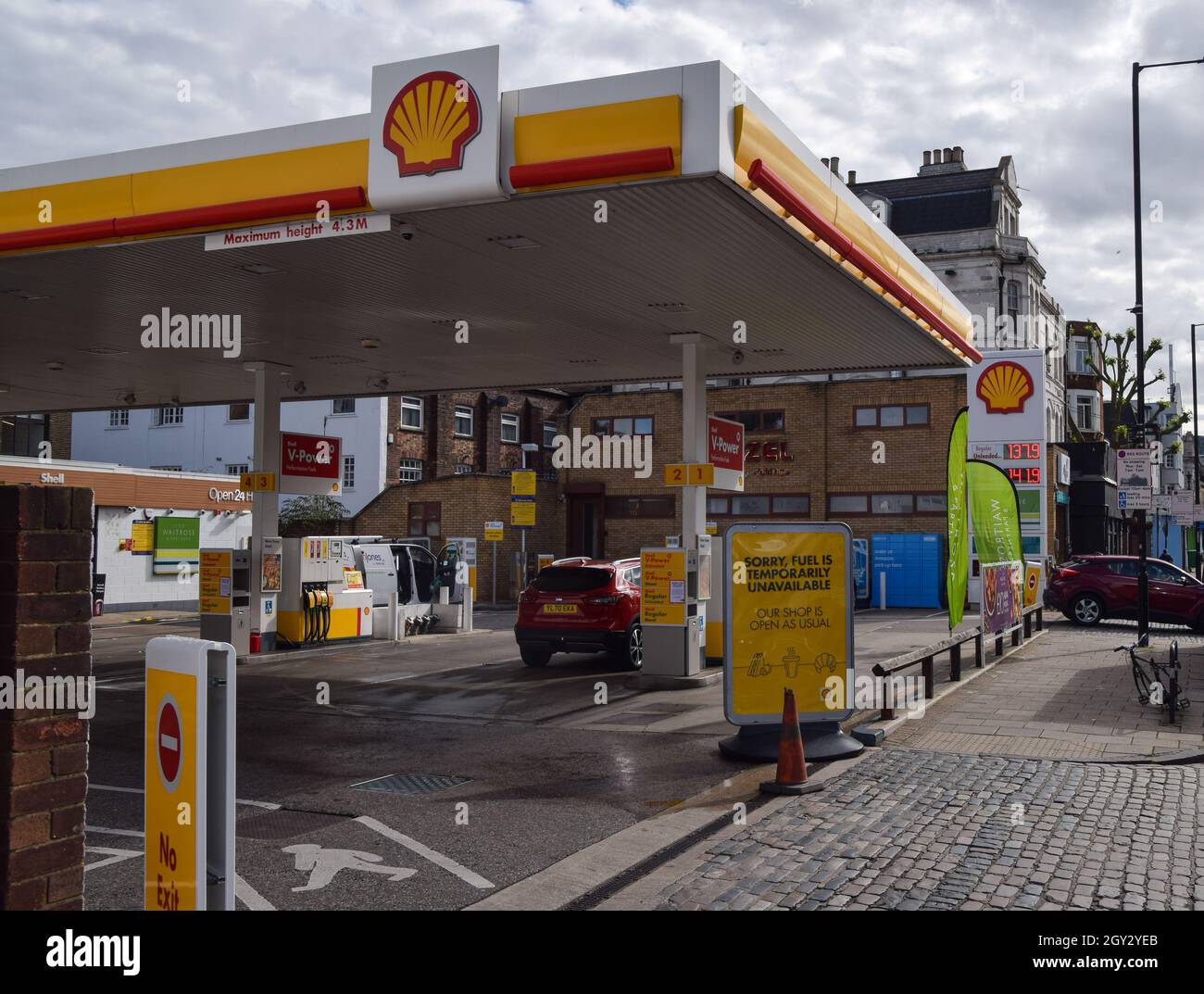 Eine geschlossene Shell-Station an der Holloway Road. An vielen Tankstellen ist aufgrund des Mangels an Lkw-Fahrern im Zusammenhang mit dem Brexit und des panischen Kaufs Benzin ausgelaufen. London, Großbritannien. Oktober 2021 Stockfoto