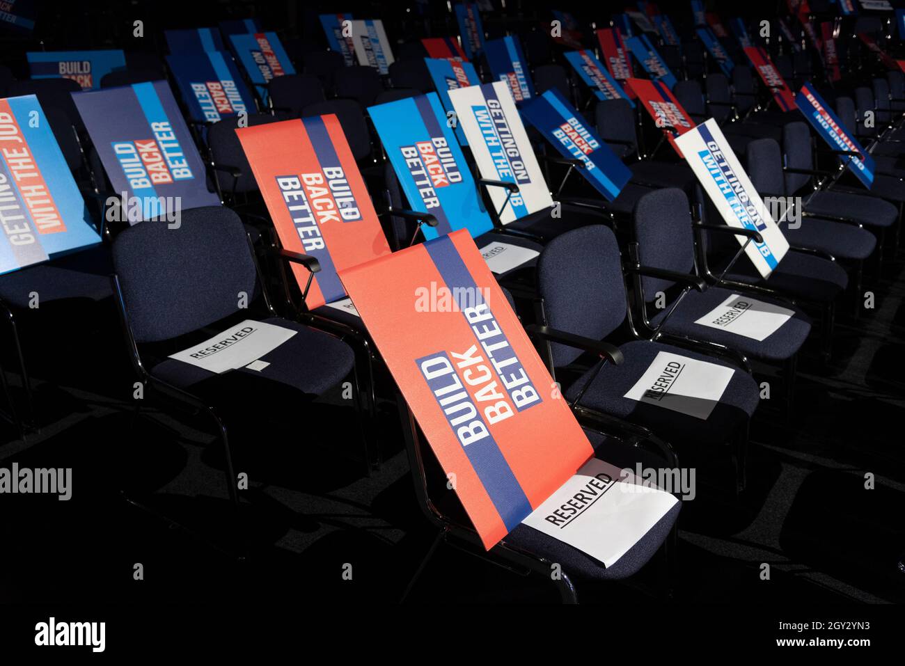 06/10/2021. Manchester, Großbritannien. Plakate auf Stühlen im Auditorium für die Rede des britischen Premierministers Boris Johnson auf der Jahreskonferenz der Konservativen Partei in Manchester, Großbritannien, am 06. Oktober 2021. Foto von Ray Tang. Stockfoto