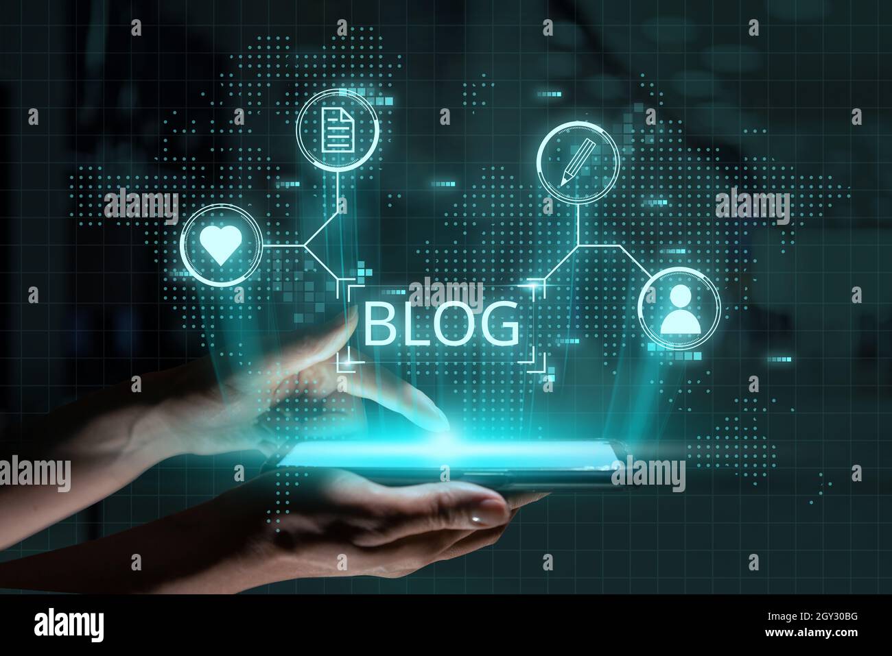 Social-Media- und Blog-Konzept. Futuristisches Icon-Design und Grafiken über der Hand mit dem Smartphone. Stockfoto
