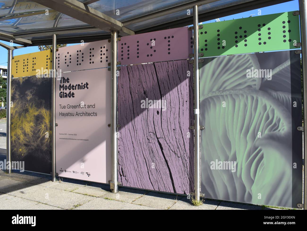 Plakatwand im Modernist Glade, Station Square in Milton Keynes. Stockfoto