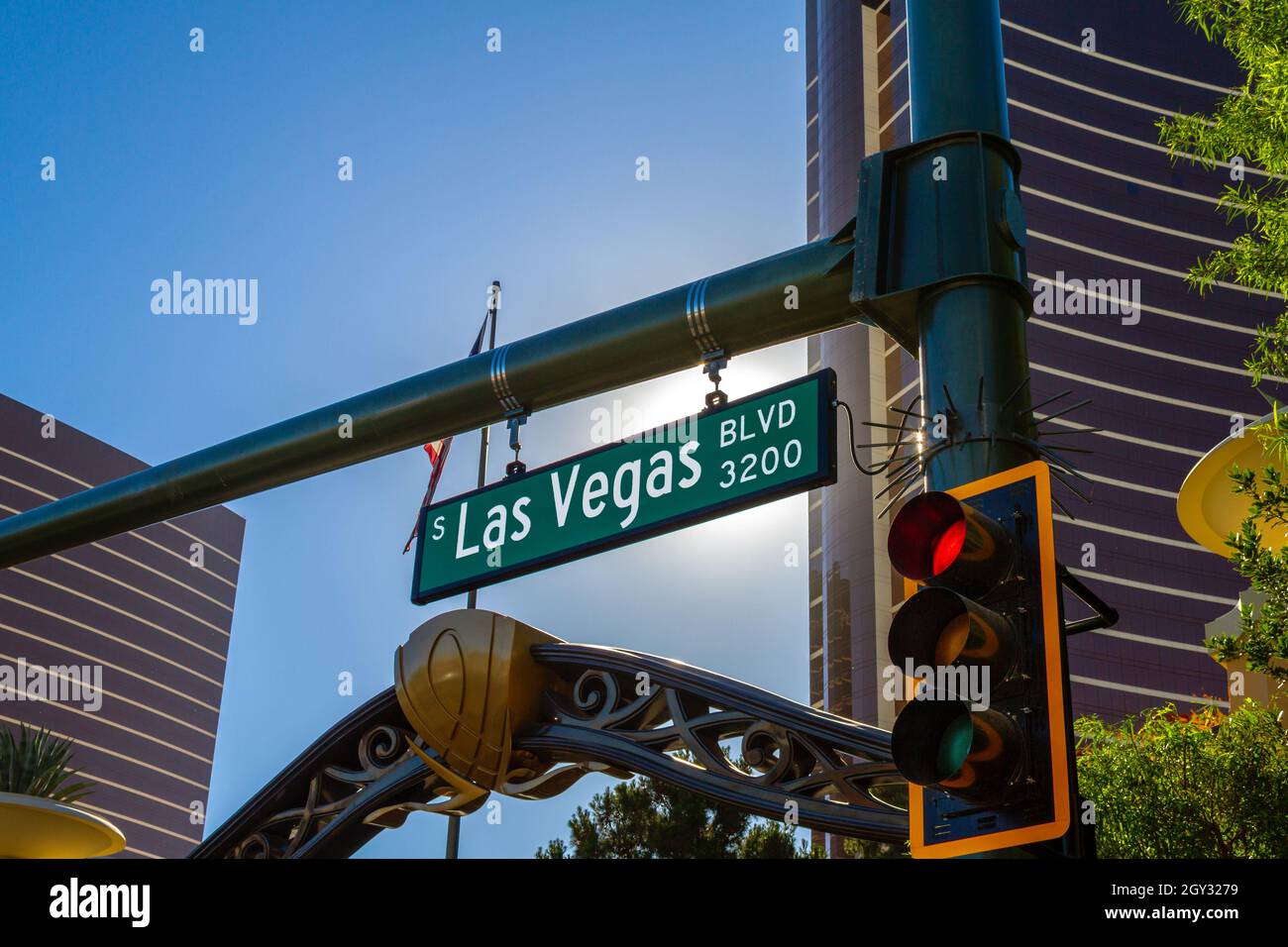 Las Vegas, NV, USA – 8. Juni 2021: Grünes Straßenschild am Las Vegas Boulevard mit dem Wynn Hotel and Casino Gebäude im Hintergrund in Las Vega Stockfoto