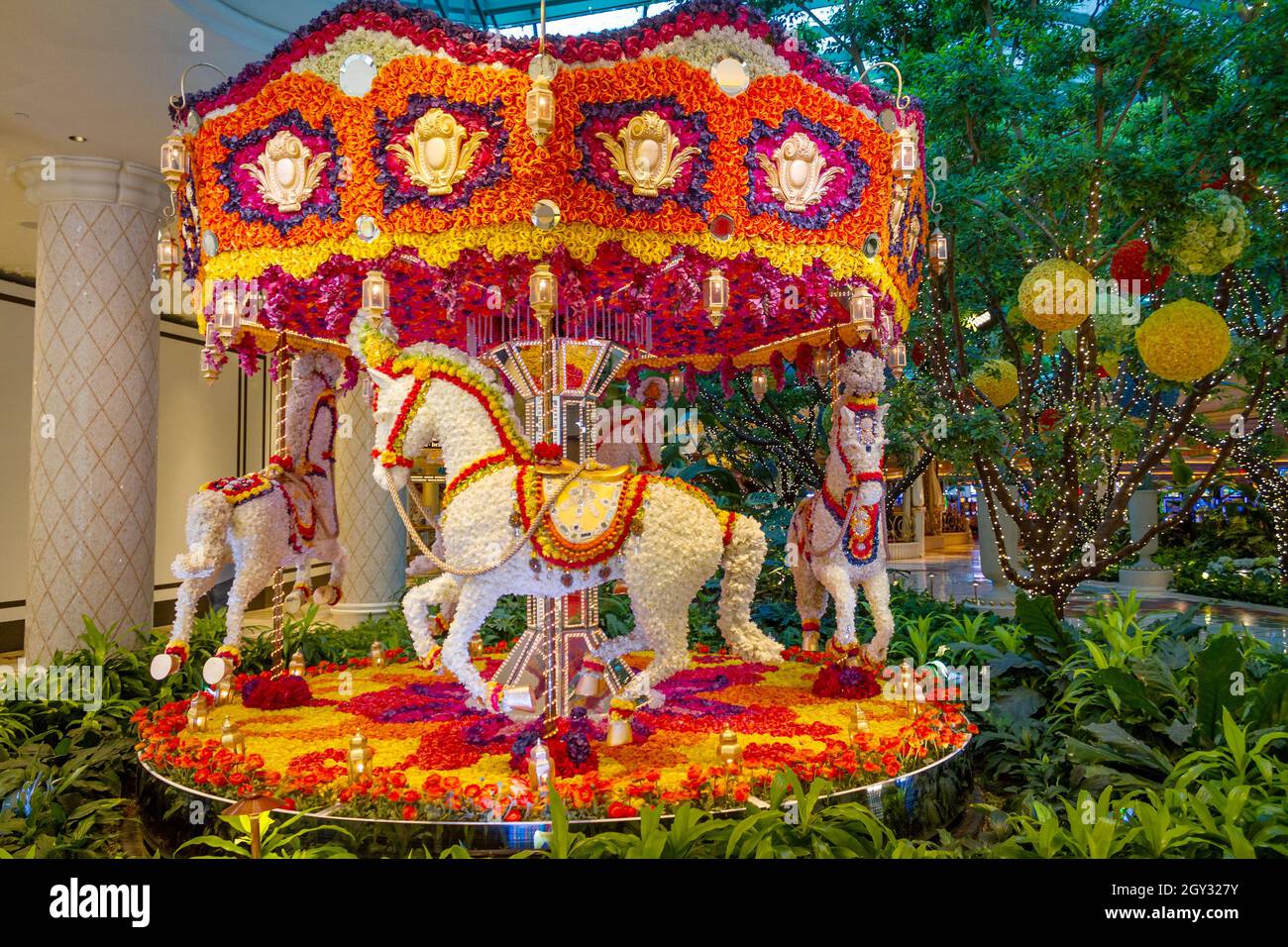 Las Vegas, NV, USA – 8. Juni 2021: Blumenkarussell mit drei Pferden im Wynn Hotel and Casino in Las Vegas, Nevada. Stockfoto Las Vegas, NV, USA – 8. Juni 2021: Blumenkarussell mit drei Pferden im Wynn Hotel and Casino in Las Vegas, Nevada. Stockfoto