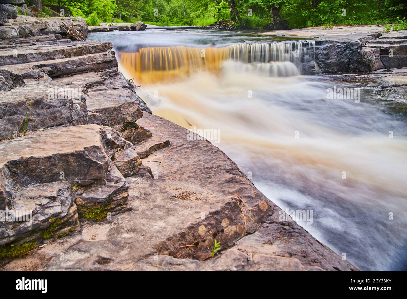 Nahaufnahme der Felsen neben der Schlucht mit Wasserfall Stockfoto