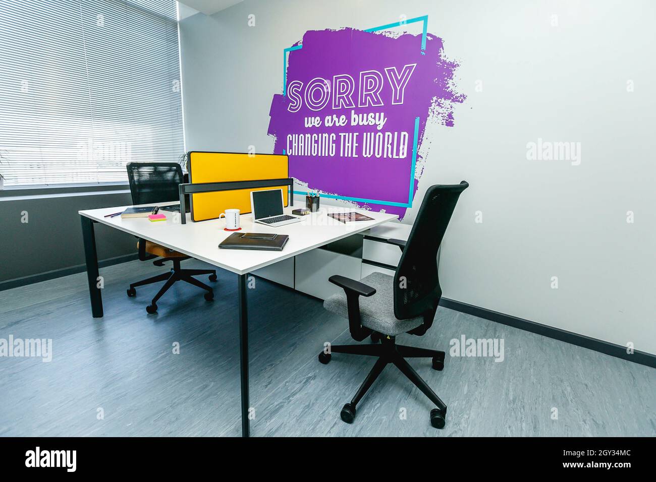 PARIS, FRANKREICH - 01. Sep 2018: Eine breite und enge Aufnahme von Innenräumen im Büro Stockfoto