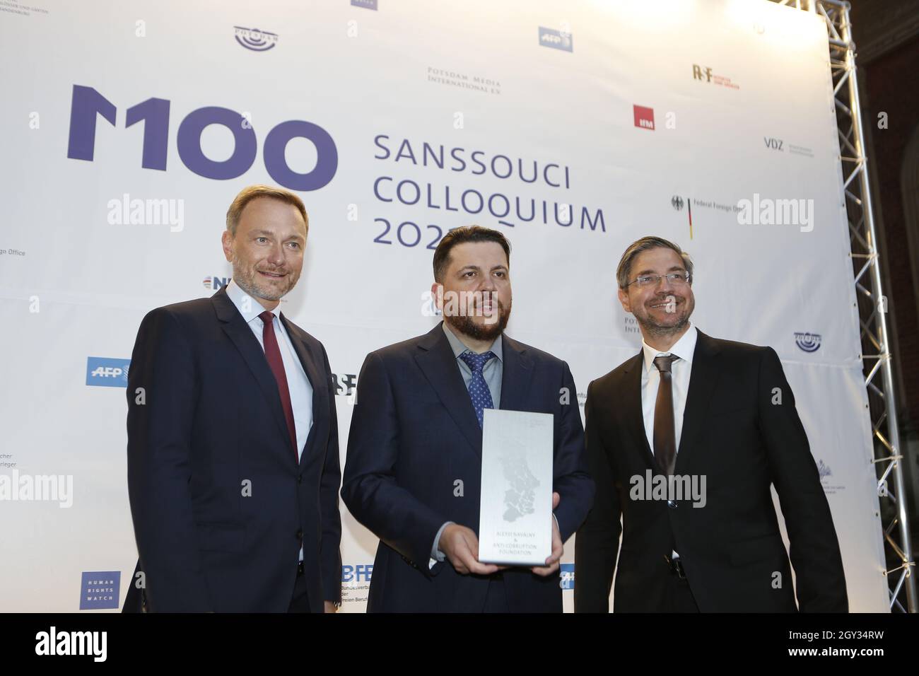 Potsdam: Das Foto zeigt Leonid Volkov, der statt des Verhafteten den M100 Media Award erhielt, Alexei Navalny übernimmt, Laudator Christian Lindner (FDP), Potsdamer Oberbürgermeister Mike Schubert, beim M100 Sanssouci Colloquium und der M100 Media Award Zeremonie, rund 100 internationale Medienvertreter, Politik und Wissenschaft werden die Herausforderungen diskutieren, denen sich Medien und Demokratie in einer Zeit scheinbar fortwährender Krisen gegenübersehen und wie sie mit dieser Verantwortung umgehen. (Foto von Simone Kuhlmey/Pacific Press) Stockfoto