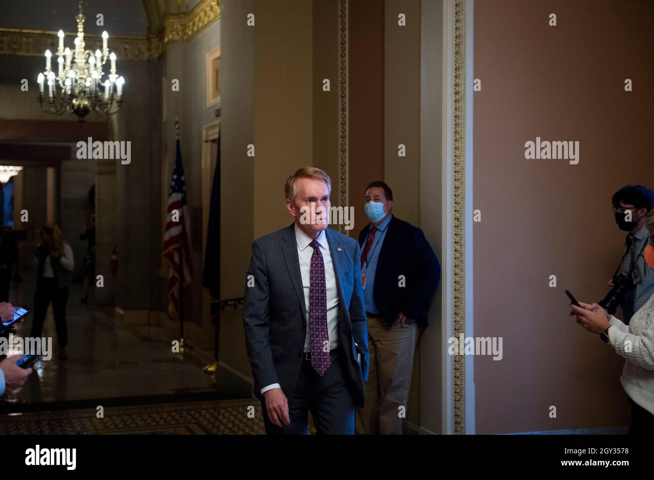 Washington, Vereinigte Staaten. Oktober 2021. Der Senator der Vereinigten Staaten, James Lankford (Republikaner von Oklahoma), kommt am Mittwoch, den 6. Oktober 2021, bei einer Abstimmung im US-Kapitol in Washington, DC, zur Senatskammer. Kredit: Rod Lampey/CNP/dpa/Alamy Live Nachrichten Stockfoto