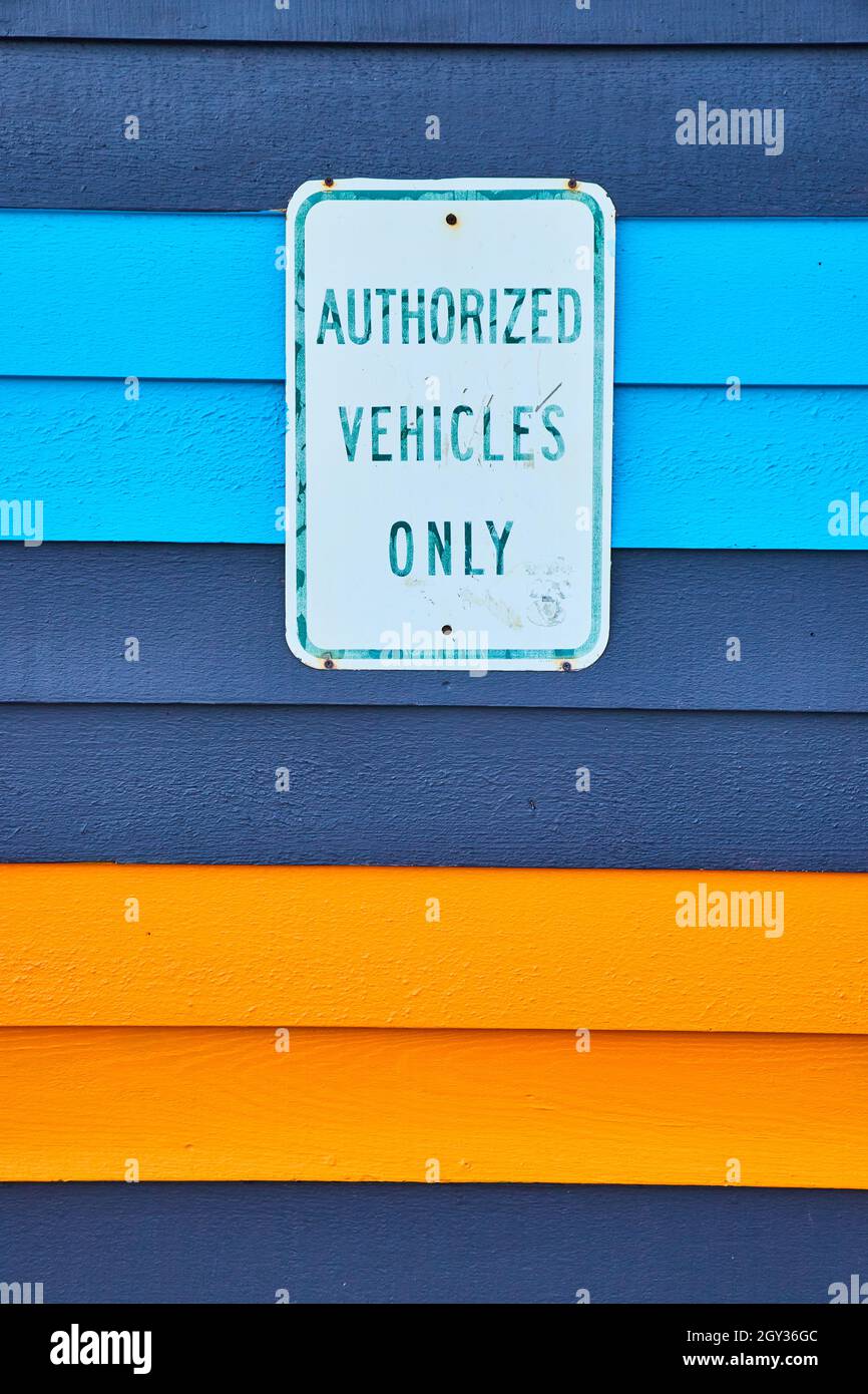Lackierte Vinylwand mit Schild, auf dem nur zugelassene Fahrzeuge angezeigt werden Stockfoto