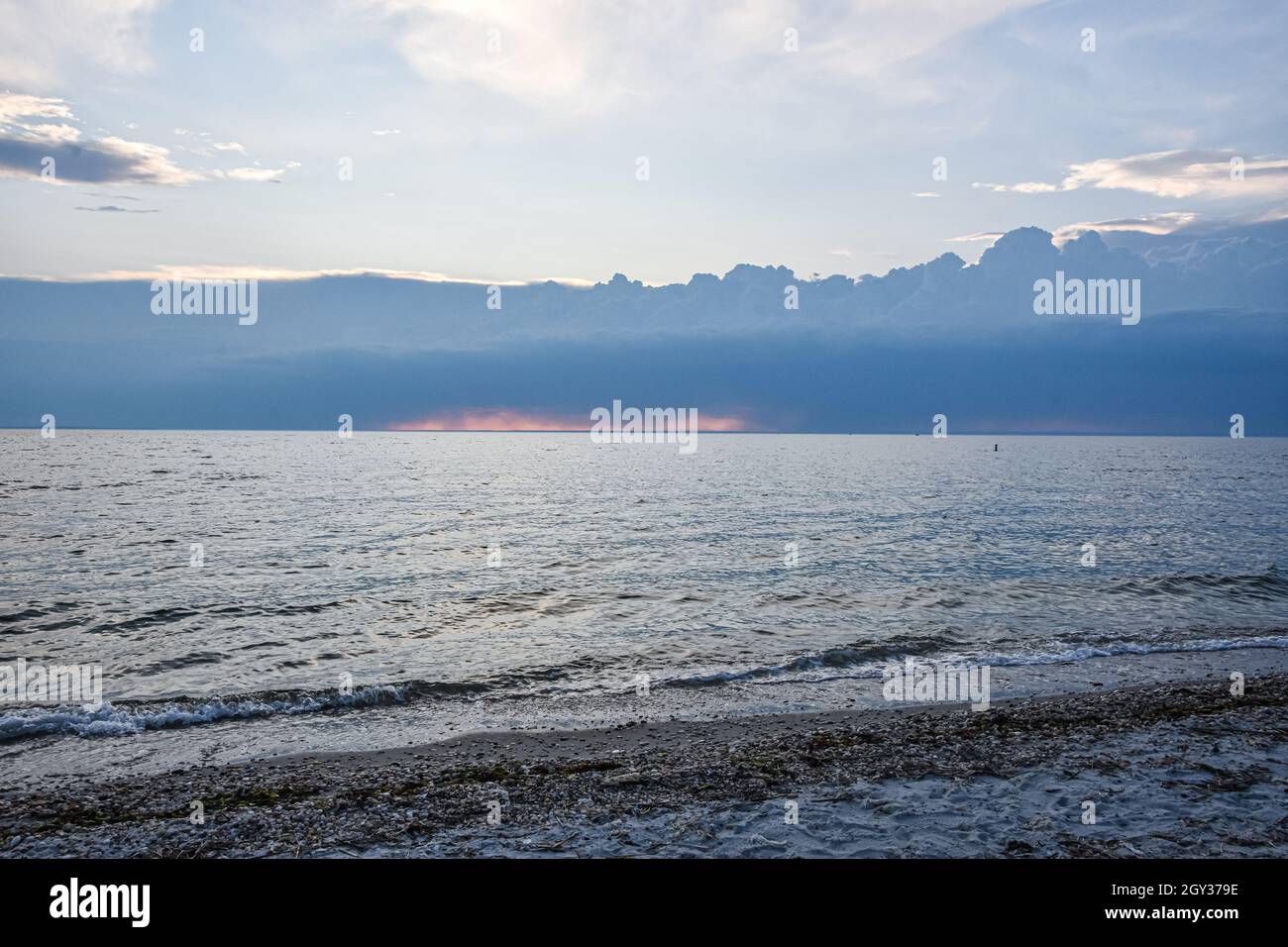 Ein Blick auf den Strand mit Sturmwolken, die sich am fernen Horizont aufbauten. Speicherplatz kopieren. West Meadow Beach, Setauket, New York. Stockfoto