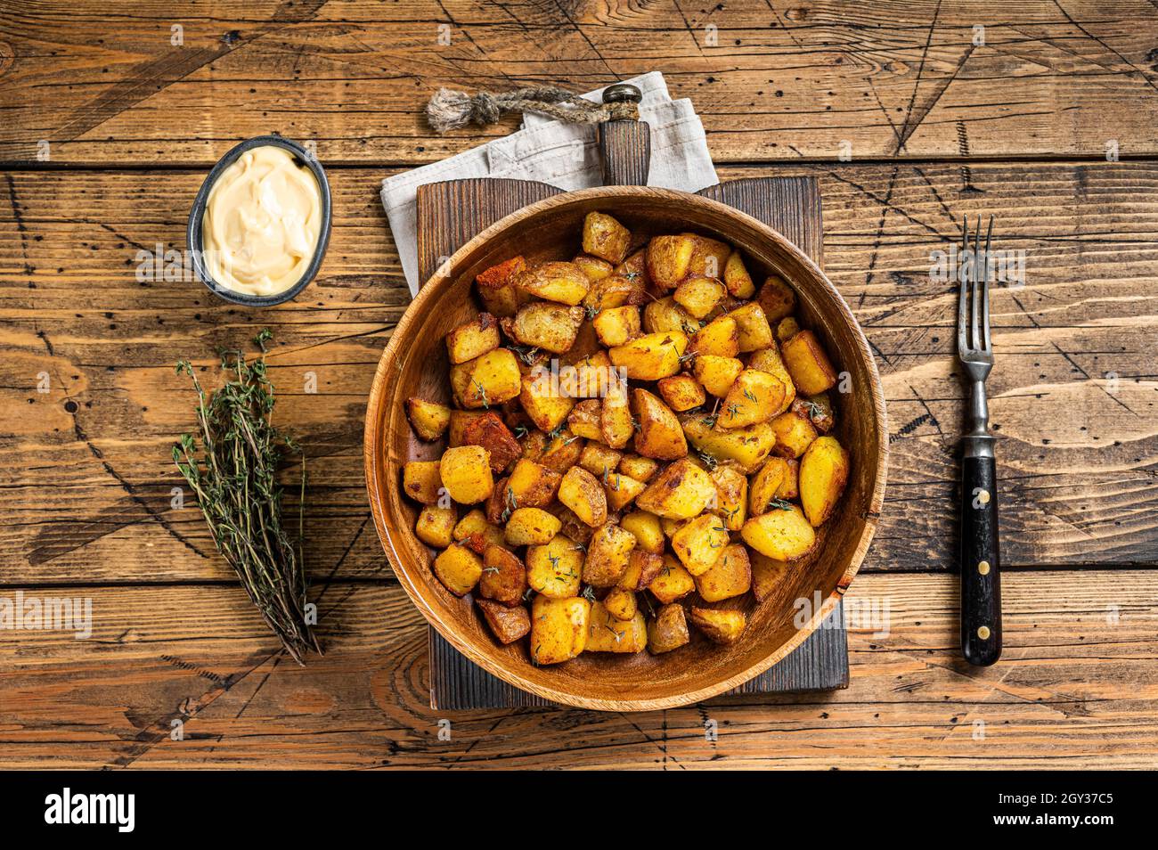 Bratkartoffel - Patatas Bravas traditionelle spanische Kartoffeln Snack Tapas. Holzhintergrund. Draufsicht Stockfoto