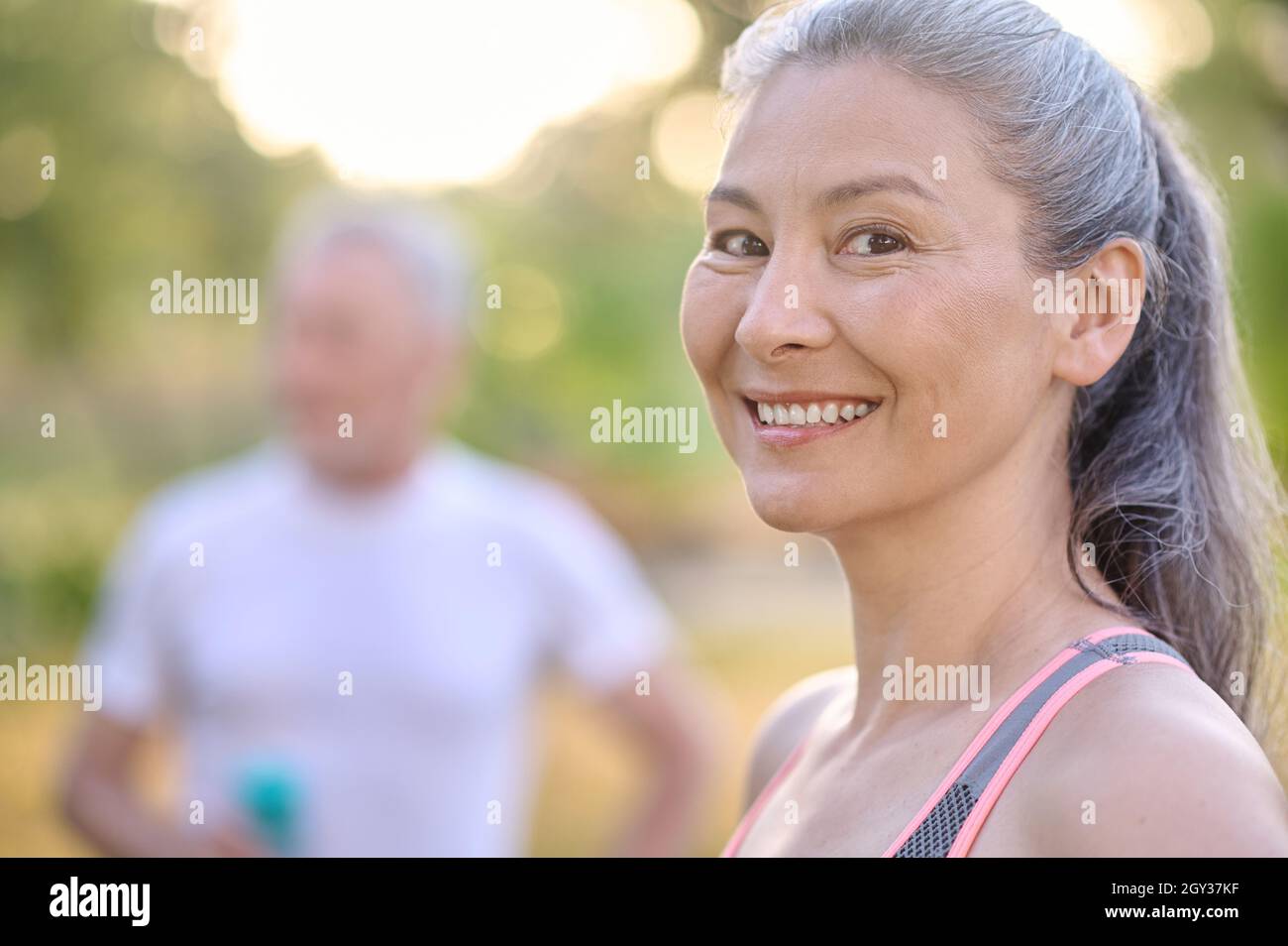 Ein Bild von einer ziemlich reifen Frau und einem Mann, der neben ihr steht Stockfoto