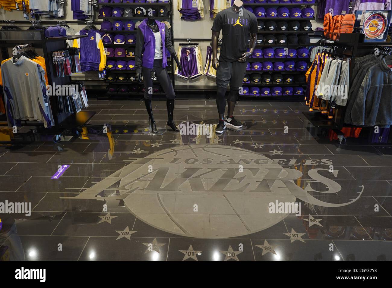 Ein Los Angeles Lakers Logo mit den Jahren der 17 NBA-Meisterschaften der Franchise ist im Los Angeles Lakers Team Shop zu sehen, Mittwoch, 6. Oktober 2021, in El Segundo, Kalif. Stockfoto