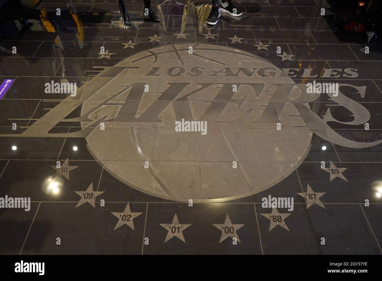 Ein Los Angeles Lakers Logo mit den Jahren der 17 NBA-Meisterschaften der Franchise ist im Los Angeles Lakers Team Shop zu sehen, Mittwoch, 6. Oktober 2021, in El Segundo, Kalif. Stockfoto