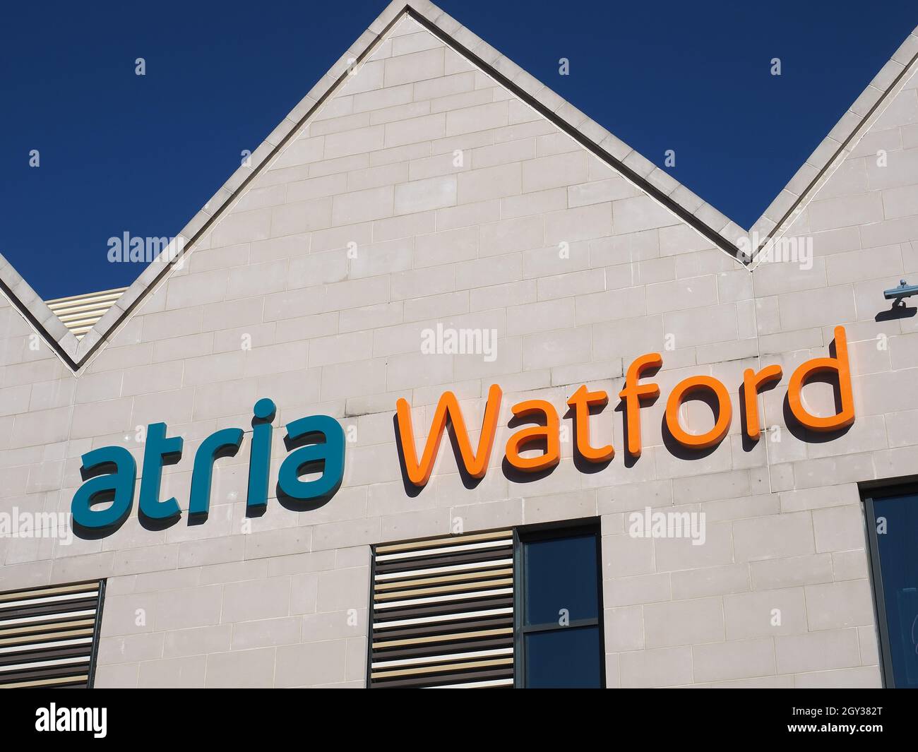 Blick auf ein großes Schild für das Atria Einkaufszentrum in Watford Hertfordshire, Großbritannien Stockfoto