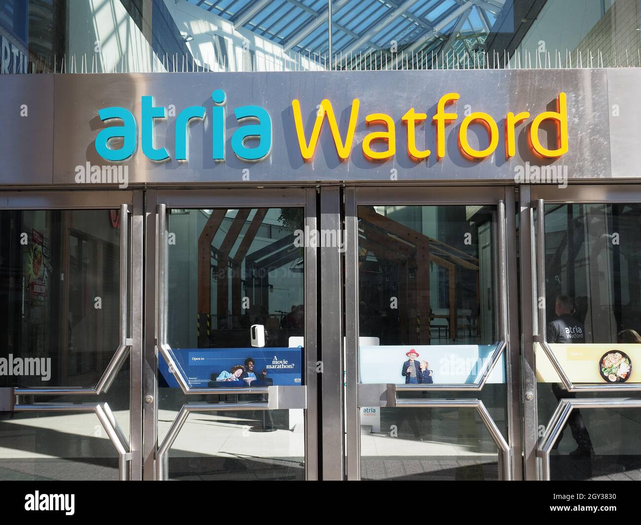 Blick auf einen Eingang zum Atria Einkaufszentrum in Watford Hertfordshire, Großbritannien Stockfoto