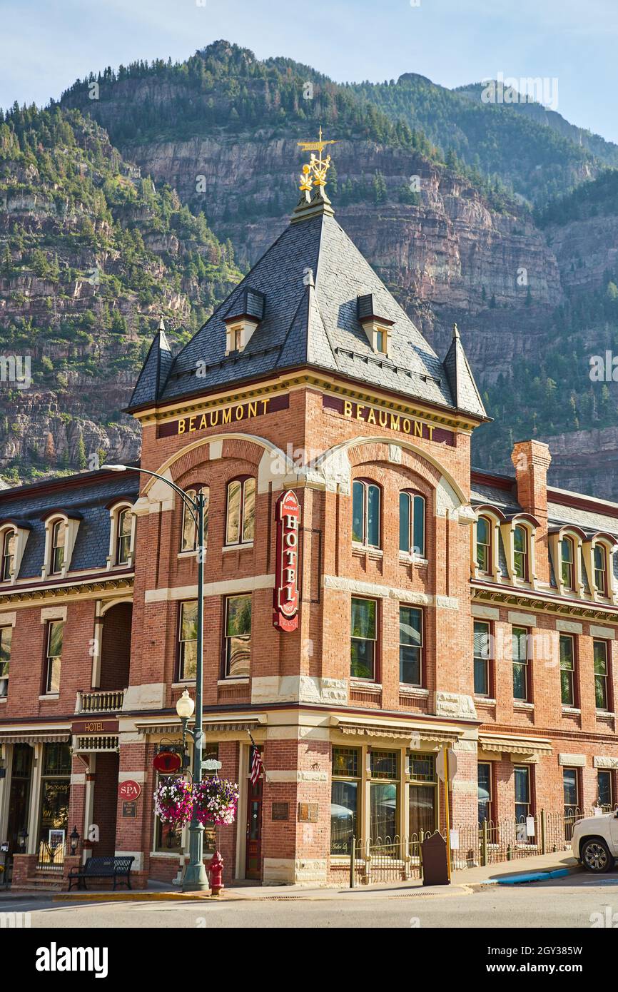 Wunderschönes Hotel aus Ziegelsteinen mit Bergen im Hintergrund Stockfoto