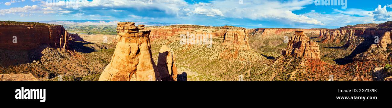 Panorama der großen Schlucht mit felsigen Säulen in der Wüste Stockfoto