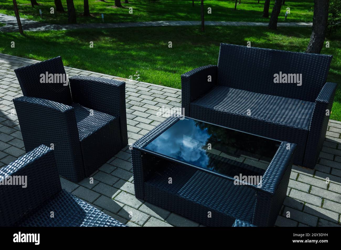 Sitzecke, Sofa, Couchtisch, rote Vase mit einer Blume. Hochwertige Fotos Stockfoto