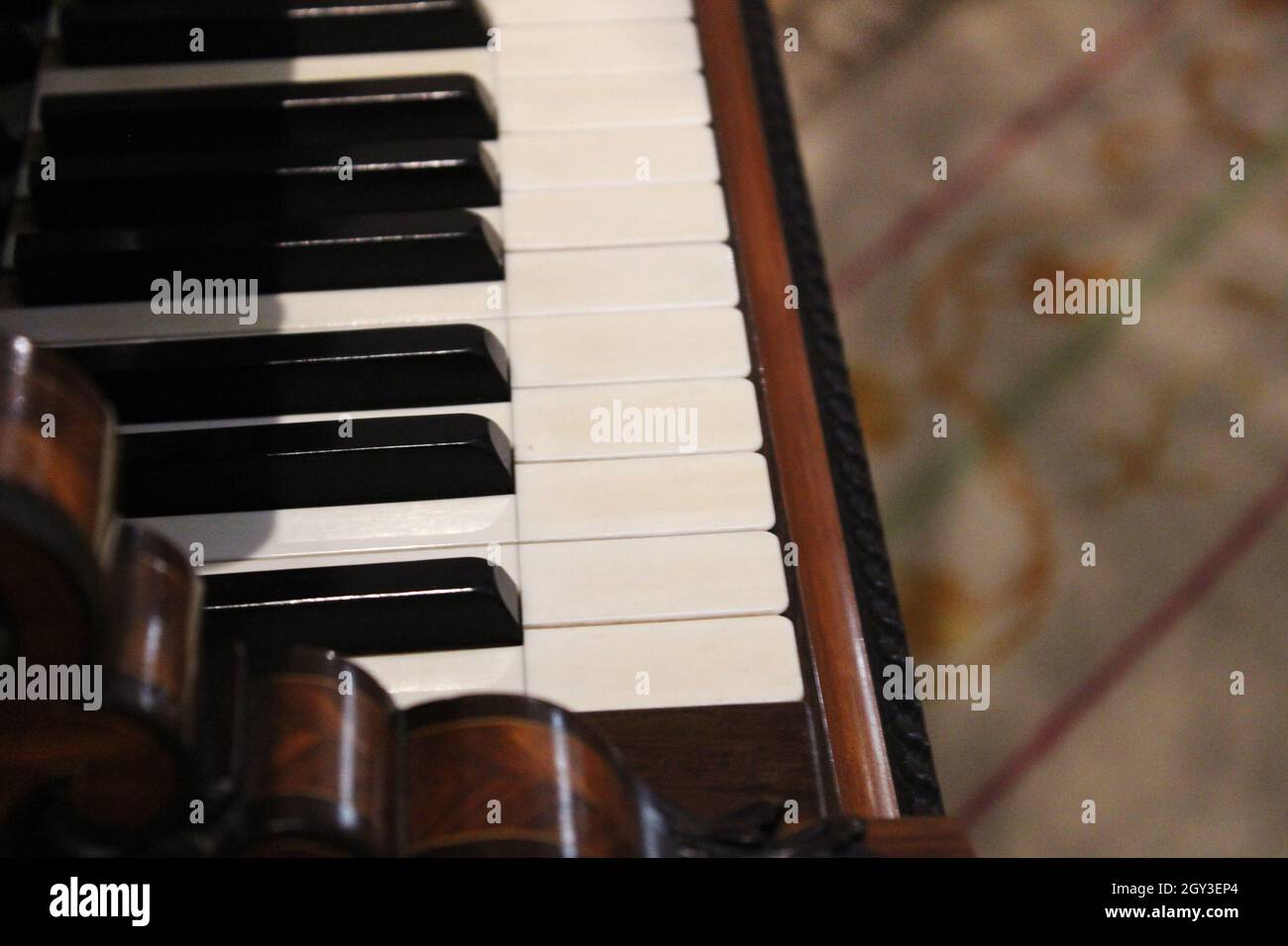 High-Angle-Aufnahme der Klaviertastatur Stockfoto