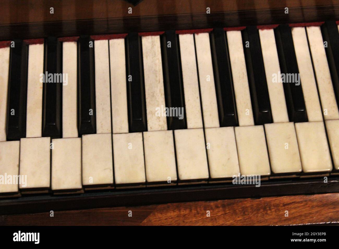 High-Angle-Aufnahme der Klaviertastatur Stockfoto
