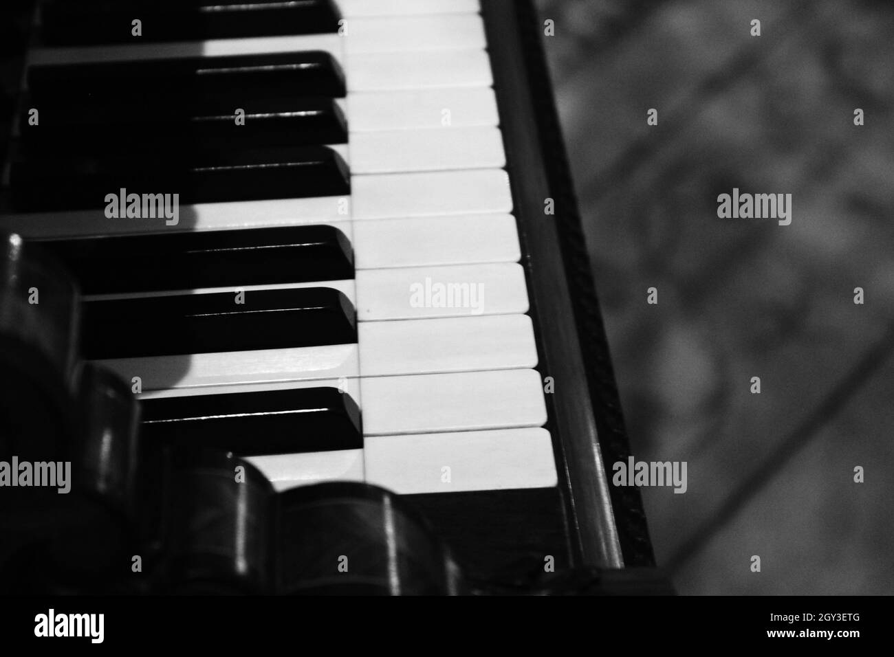 Graustufenaufnahme der Klaviertastatur Stockfoto