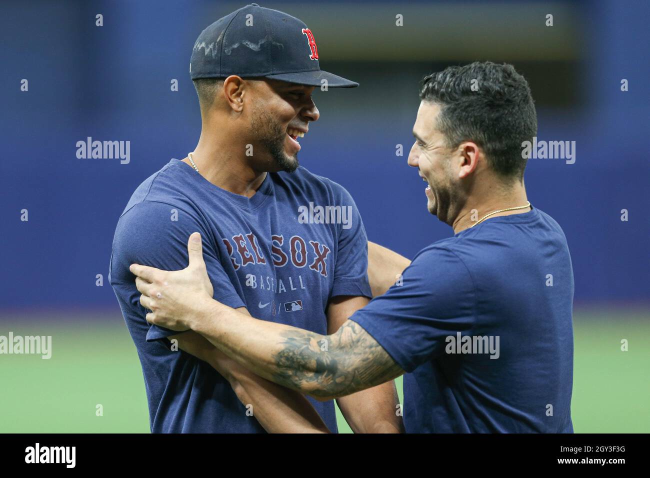 St. Petersburg, Florida. USA; Boston Red Sox Shortstop Xander Bogaerts (2) chattet während der Amer mit dem Qualitätskontrolltrainer/Dolmetscher Ramon Vazquez (84) Stockfoto