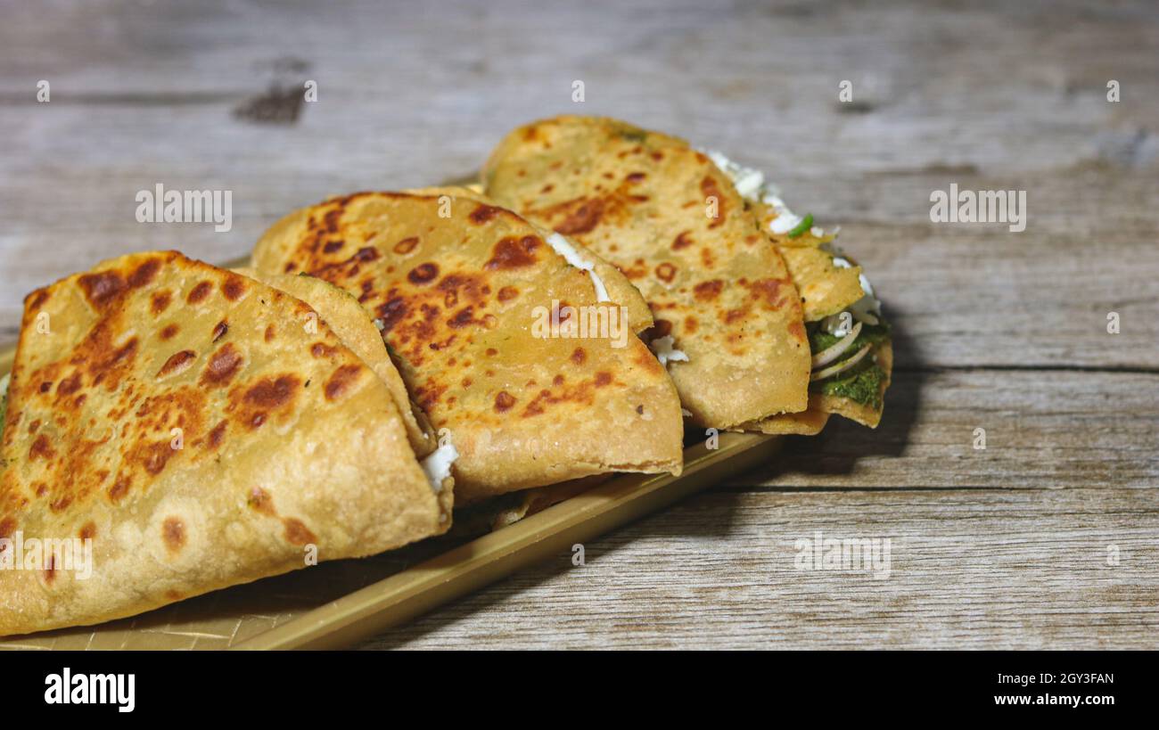 Paratha kann einfach oder gefüllt sein. Der Paratha besteht hauptsächlich aus maida oder Weizenmehl. Dieser Paratha hat Gemüsepüree. Stockfoto