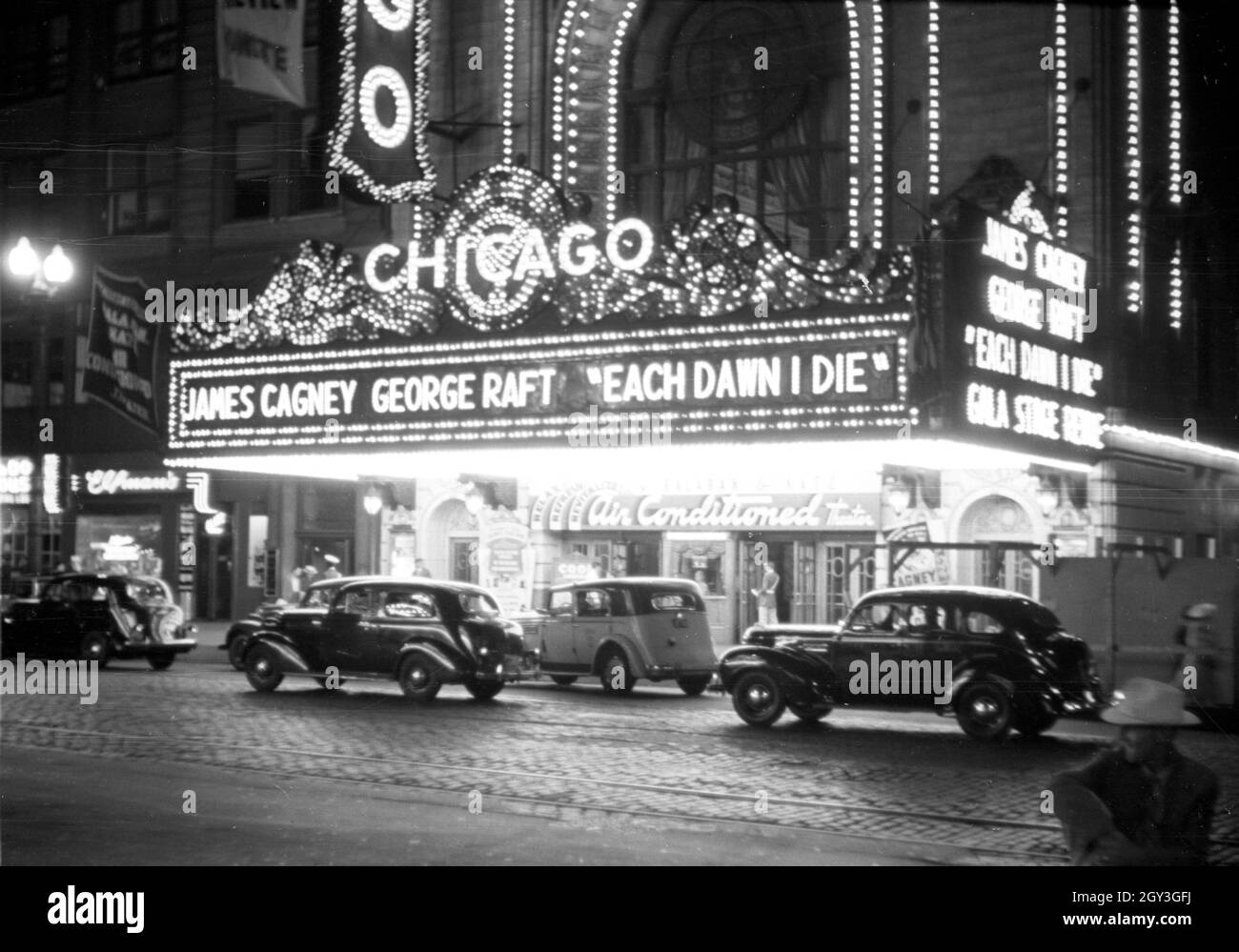 Chicago Theatre, 1939, zeigt James Cagneys Film Each Dawn I die Stockfoto