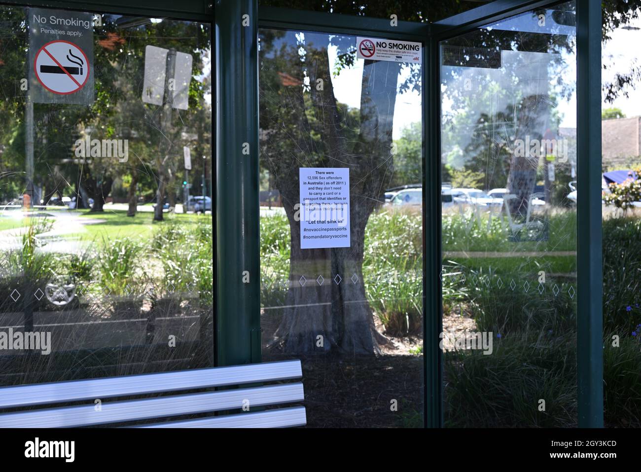Ein Beispiel für die Anti-Impfnachrichten, die in den Vororten von Melbourne, Australien, an einer Bushaltestelle beim Princes Park, ausgehängt wurden Stockfoto