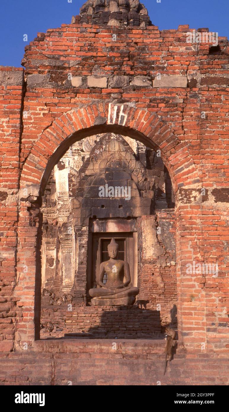 Thailand: Buddha und Affen im 13. Jahrhundert Prang Sam Yot, Lopburi. Ursprünglich ein Hindu-Schrein von Khmer, hat er drei Zacken, die früher Brahma, Vishnu und Shiva (die Hindu-trinität) repräsentierten. Es wurde später in einen buddhistischen Schrein umgewandelt. Es wurde später in einen buddhistischen Schrein umgewandelt. Die Altstadt von Lopburi stammt aus der Dvaravati-Ära (6. - 13. Jahrhundert). Es war ursprünglich als Lavo oder Lavapura bekannt. Nach der Gründung des Königreichs Ayutthaya im 15. Jahrhundert war Lopburi eine Festung der Herrscher Ayutthayas. Es wurde später eine neue königliche Hauptstadt während der Herrschaft von König Narai dem Großen Stockfoto