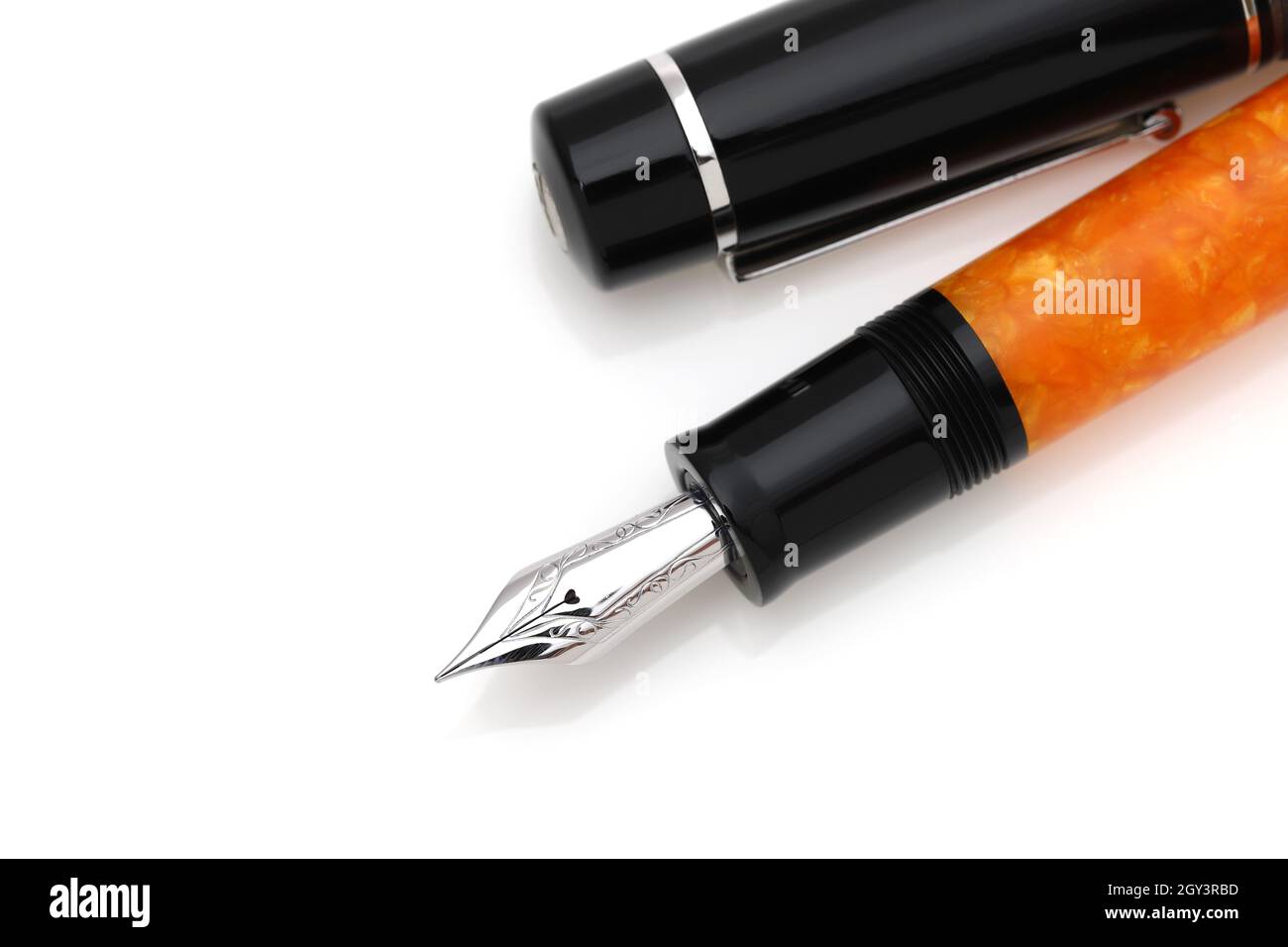 Schöne Details eines Füllfederhalters isoliert auf weißem Hintergrund Stockfoto