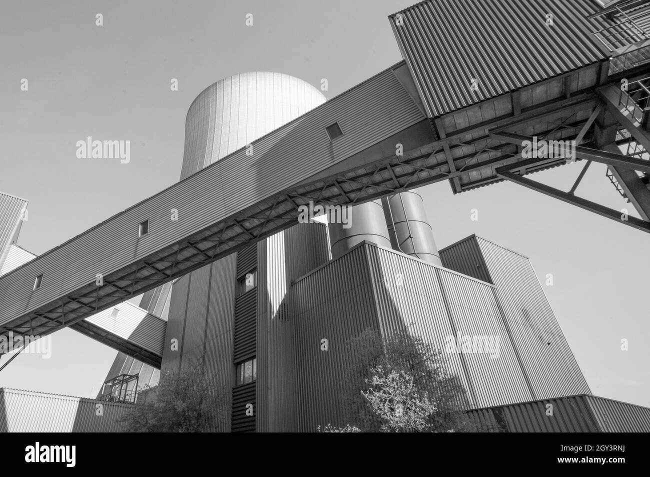 VOERDE, DEUTSCHLAND - 27. Sep 2021: Stillgelegtes Kohlekraftwerk am rhein Stockfoto