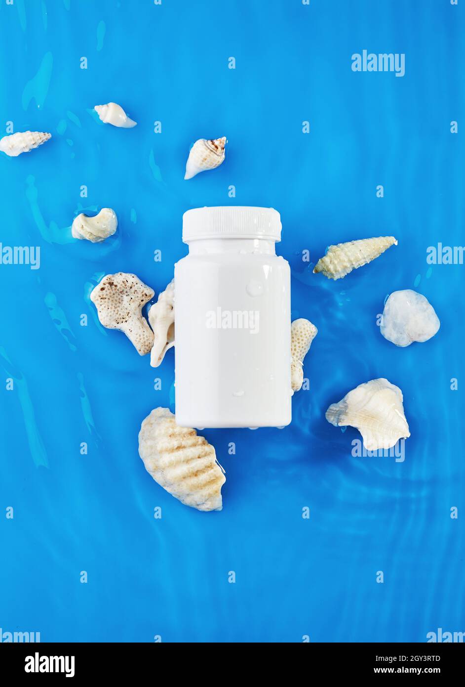 JAR-Mockup auf blauem Hintergrund im Wasser mit Wellen und Muscheln. Stockfoto