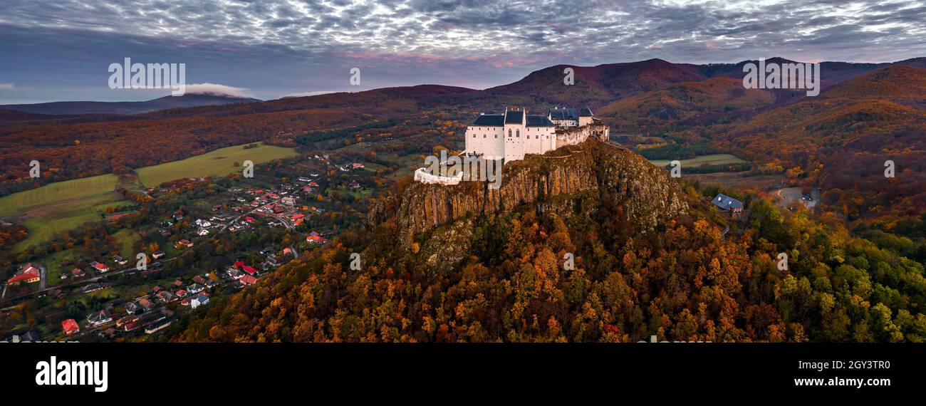 Fuzer, Ungarn - Luftpanorama auf das schöne Schloss von Fuzer mit erstaunlichen bunten Sonnenaufgangshimmel und Wolken an einem Herbstmorgen. Das Schloss Stockfoto