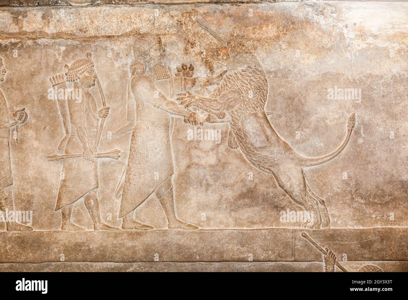 Assyrische Schnitzerei um 645 v. chr. aus Ninive. Einer Löwenjagd in der Arena, in der der Löwe auf den König zugetrieben wird, der sie tötet. Stockfoto