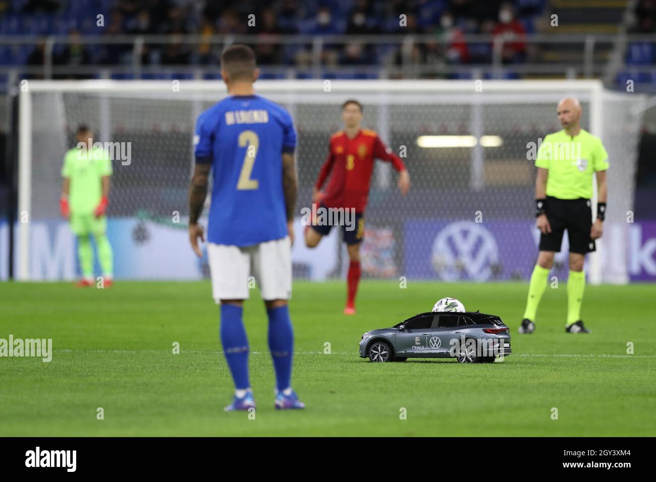 Mailand, Italien, 6. Oktober 2021. Das offizielle Adidas UEFA Nations League-Match wird während des Spiels der UEFA Nations League in Giuseppe Meazza, Mailand, von einem ferngesteuerten Volkswagen-Modellauto an den zentralen Punkt geliefert. Bildnachweis sollte lauten: Jonathan Moscrop / Sportimage Kredit: Sportimage/Alamy Live News Stockfoto