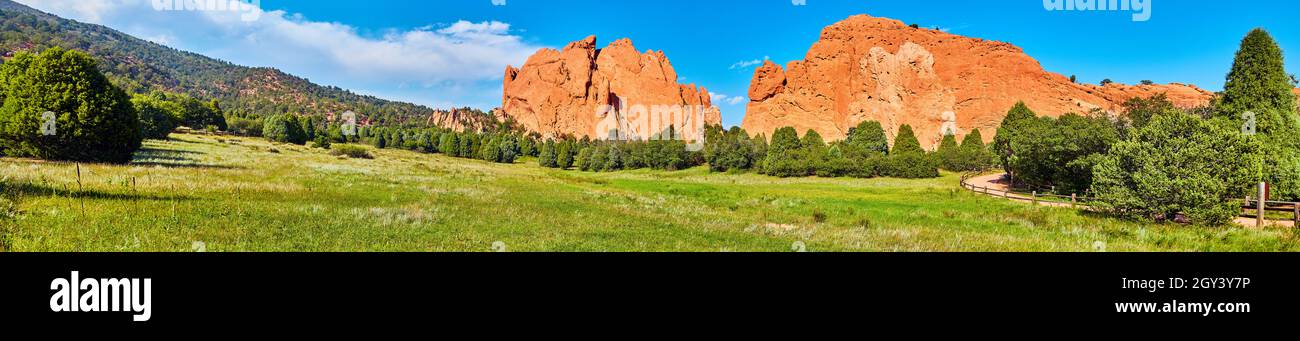 Panorama der großen roten Felsen in Wald und Wanderweg Stockfoto