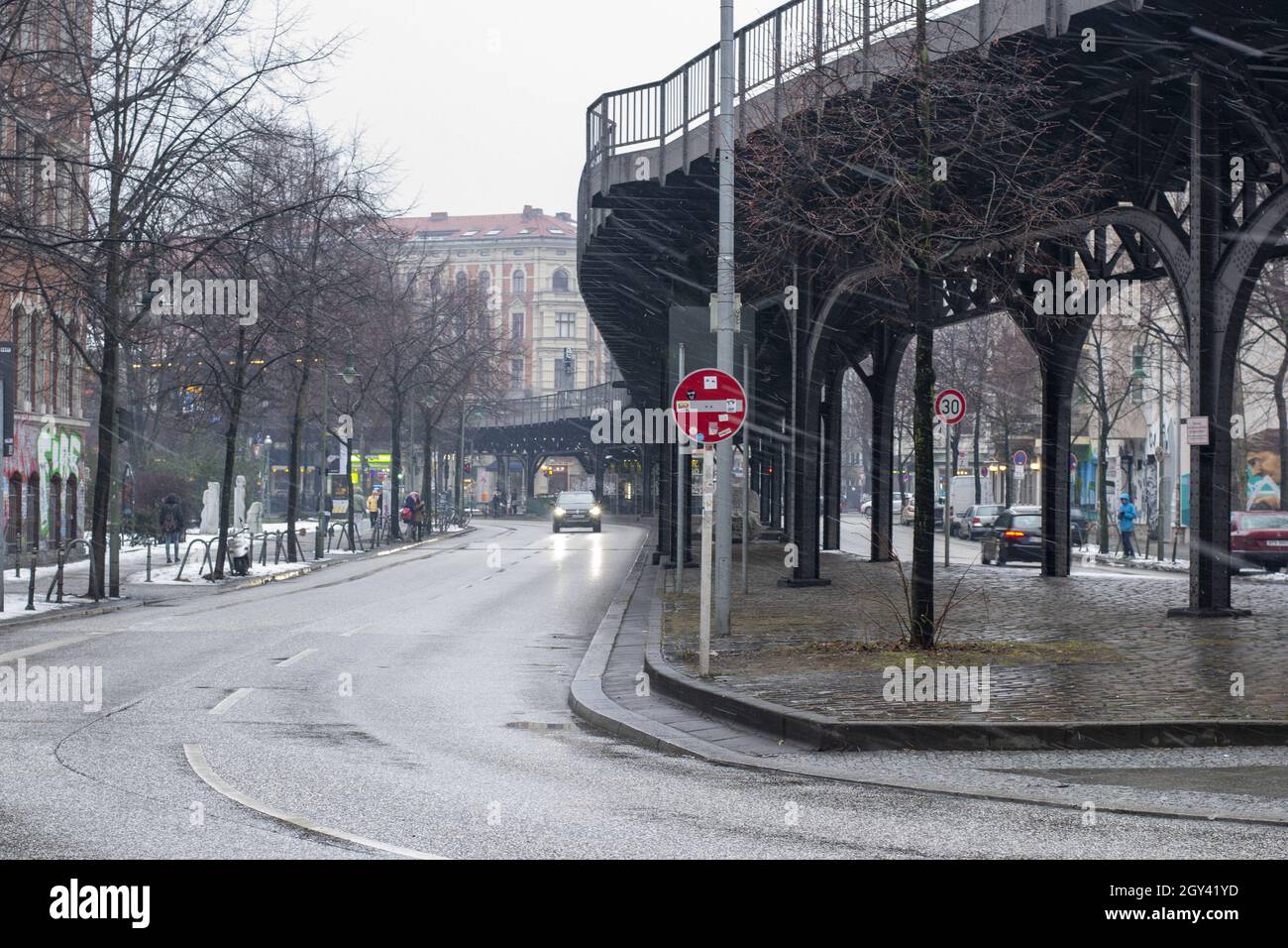 BERLIN, DEUTSCHLAND - 04. März 2013: Berlin, Deutschland, 2013. März: Berliner winterliche Straßenszene mit Regen und erhöhten Metrogleisen Stockfoto