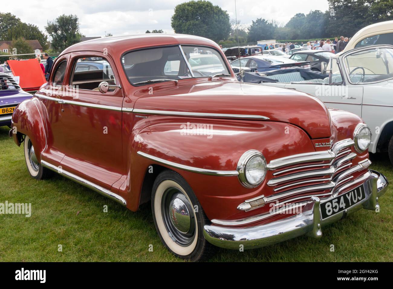 Naphill, England - 29. August 2021: Ein rotes Plymouth Special Deluxe Coupé. Das Modell wurde zwischen 1946 und 1950 gebaut. Stockfoto