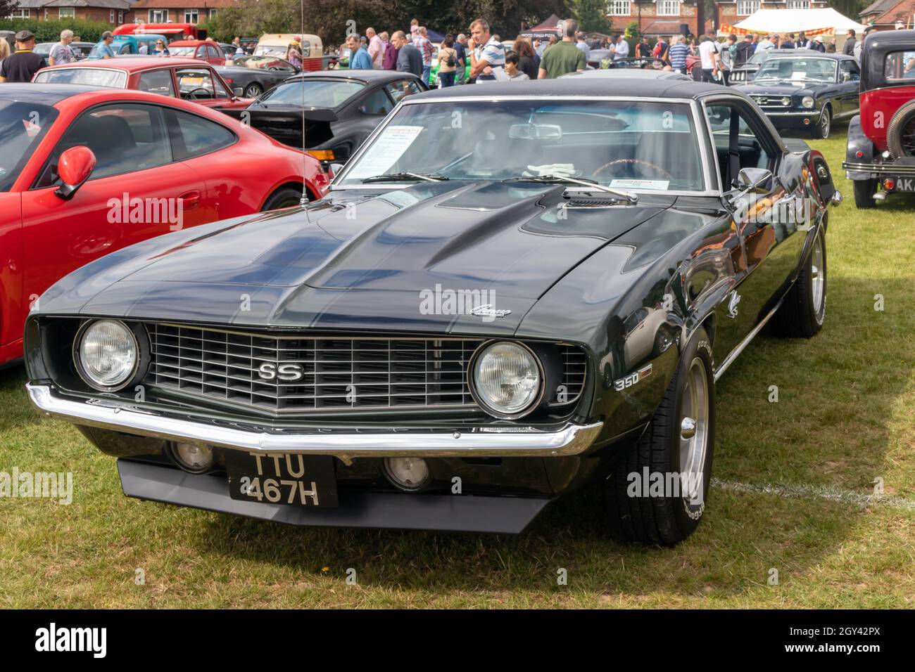 Naphill, England - 29. August 2021: Ein schwarzer Chevrolet Camaro der Serie 1. Zwischen 1967 und 1969 wurden Fahrzeuge der Serie 1 gebaut. Stockfoto