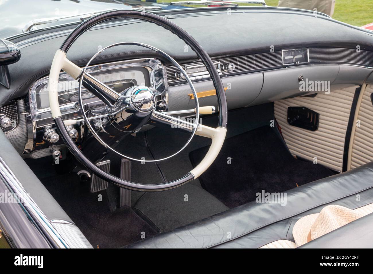 Naphill, England - 29. August 2021: Ein schwarzes Cadillac Cabrio der Serie 62. Die Autos wurden zwischen 1954 und 1956 gebaut. Stockfoto