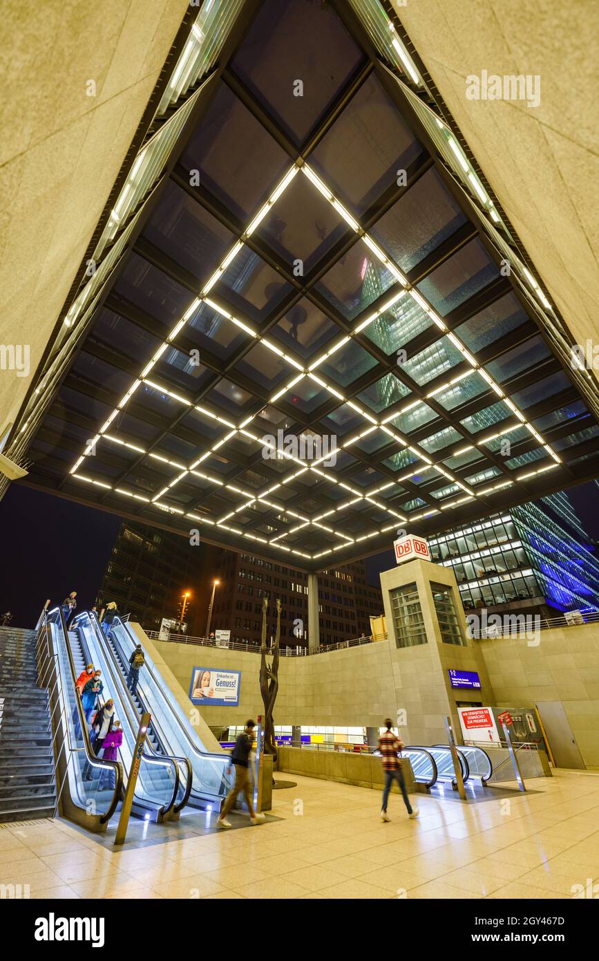 Berlin, Deutschland. 15. September 2021. Berliner, Reisende und Pendler beim Betreten des Bahnhofs Potsdamer Platz in Berlin. Stockfoto