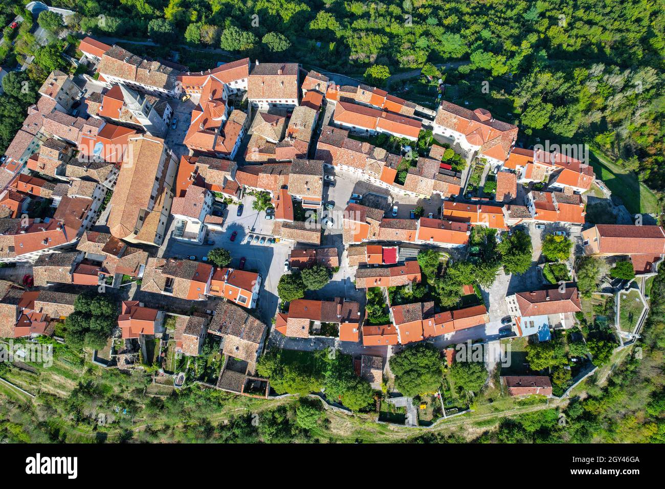 DJI Mavic Air 2S Luftdrohnenaufnahmen der antiken Bergstadt Buzet, Istrien, Kroatien Stockfoto