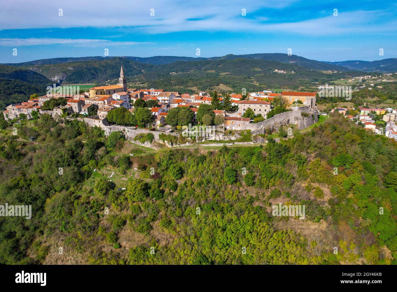 DJI Mavic Air 2S Luftdrohnenaufnahmen der antiken Bergstadt Buzet, Istrien, Kroatien Stockfoto