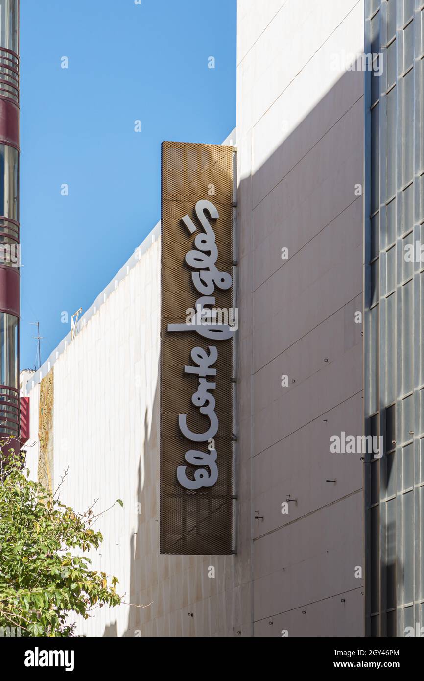 VALENCIA, SPANIEN - 05. OKTOBER 2021: El Corte Ingles ist eine spanische Kaufhauskette. Es ist eine der größten Kaufhausgruppen in Europa Stockfoto